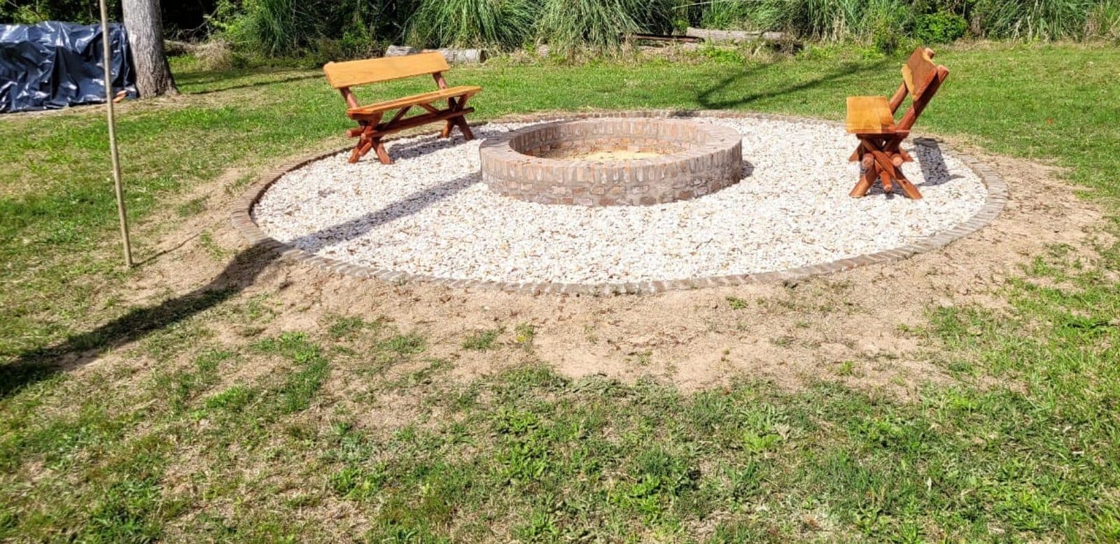Fogón de piedra con bancos de madera en el parque de la isla.